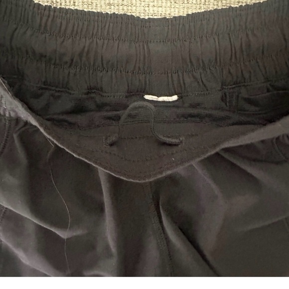 Lululemon Hotty Hot Low-Rise Lined Short 2.5" - Picture 3 of 5